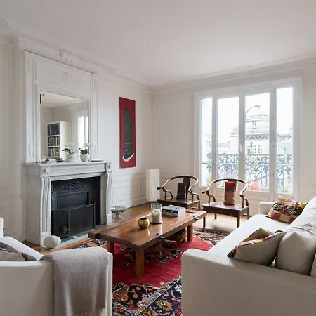 The Parisian Balcony شقة باريس