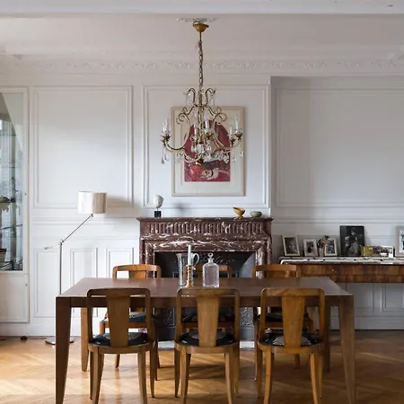 The Parisian Balcony شقة باريس